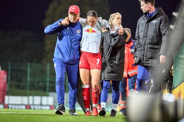 10.10.2025, GER, Frauenfußball, BL, 2025 2026, RB Leipzig - SGS Essen Giovanna Hoffmann (7, RB Leipzig), wird verletzt ausgewechselt, gestützt Leipzig Trainingszentrum der Roten Bulle Sachsen Deutschland