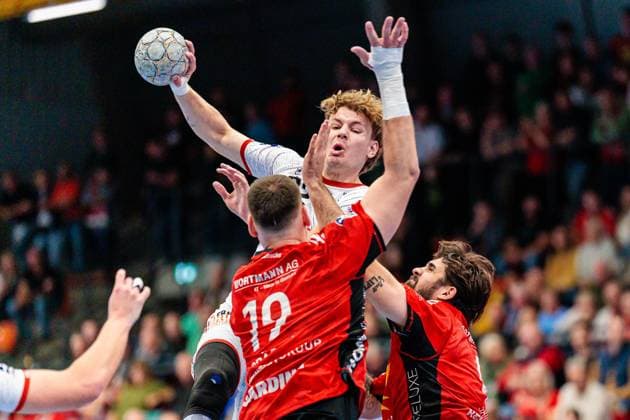 v.l. Yannick Draeger (TuS N-Luebbecke, 19), Magnus Holpert (VfL Luebeck-Schwartau, 22), Max Santos (TuS N-Luebbecke, 04) GER, TuS N-Luebbecke vs. VfL Luebeck-Schwartau, Handball, 2. Bundesliga, 7. Spieltag, Spielzeit 2025 2026, 10.10.2025 GER, TuS N-Luebbecke vs. VfL Luebeck-Schwartau, Handball, 2. Bundesliga, 7. Spieltag, Spielzeit 2025 2026, 10.10.2025 Luebbecke Copyright: xEibner-Pressefoto JanxRollingerx EP_JSK
