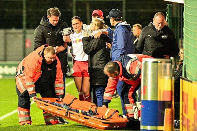 Fußball I Frauen I Saison 2025-2026 I Bundesliga I 6. Spieltag I RB Leipzig - SGS Essen I 10.10.2025 Giovanna Hoffmann (7, Rasenballsport Leipzig) mit schmerzverzerrten Gesicht wird ausgewechselt Leipzig RB Trainingszentrum, Cottaweg 7 Sachsen Deutschland Copyright: xLobeca InesxHähnelx