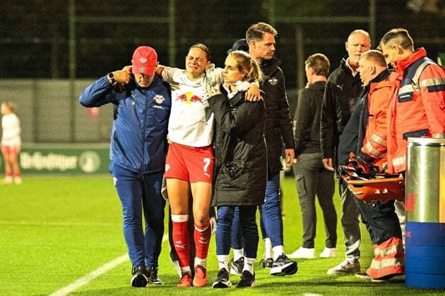 Fußball I Frauen I Saison 2025-2026 I Bundesliga I 6. Spieltag I RB Leipzig - SGS Essen I 10.10.2025 Giovanna Hoffmann (7, Rasenballsport Leipzig) stützt sich mit schmerzverzerrten Gesicht nach einer Verletzung auf zwei Betreuer Leipzig RB Trainingszentrum, Cottaweg 7 Sachsen Deutschland Copyright: xLobeca InesxHähnelx