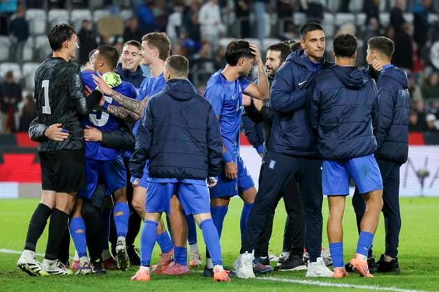 Die Spieler aus Griechenland bejubeln nach dem Schlusspfiff den Auswaertssieg, UEFA Under21 Championship 2027 - Qualification Group F, Germany U21, U 21 vs Greece U21, ad hoc arena im Ernst-Abbe Sportfeld am 10. October 2025 in Jena, Deutschland. (Foto von Marco Steinbrenner DeFodi Images) The players from Greece celebrate their away win after the final whistle, UEFA Under21 Championship 2027 - Qualification Group F, Germany U21 vs Greece U21, ad hoc arena im Ernst-Abbe Sportfeld, October 10, 2025 in Jena, Germany. (Photo by Marco Steinbrenner DeFodi Images) The players from Greece celebrate their away win after the final whistle, UEFA Under21 Championship 2027 Qualification Group F, Germany U21 vs Greece U21, ad hoc arena im Ernst Abbe Sportfeld, October 10, 2025 in Jena, Germany Photo by Marco Steinbrenner DeFodi Images The players from Greece celebrate their away win after the final whistle, UEFA Under21 Championship 2027 Qualification Group F, Germany U21 vs Greece U21, ad hoc arena at Ernst Abbe Sportfeld, October 10, 2025 in Jena, Germany Photo by Marco Steinbrenner DeFodi Images