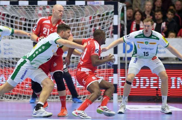 Sadou Ntanzi (MT Melsungen 91) (am Ball), Marko Mamic (SC DHfK Leipzig 14) (L), Adam Loenn (SC DHfK Leipzig 15), Arnar Freyr Arnarsson (MT Melsungen 21) , GER, MT Melsungen - SC DHfK Leipzig, Handball, 1. Bundesliga, 8. Spieltag, Saison 2025 2026, 10.10.2025, GER, MT Melsungen - SC DHfK Leipzig, Handball, 1. Bundesliga, 8. Spieltag, Saison 2025 2026, 10.10.2025 Kassel Copyright: xEibner-Pressefotox xRolandxSippex EP_RSL