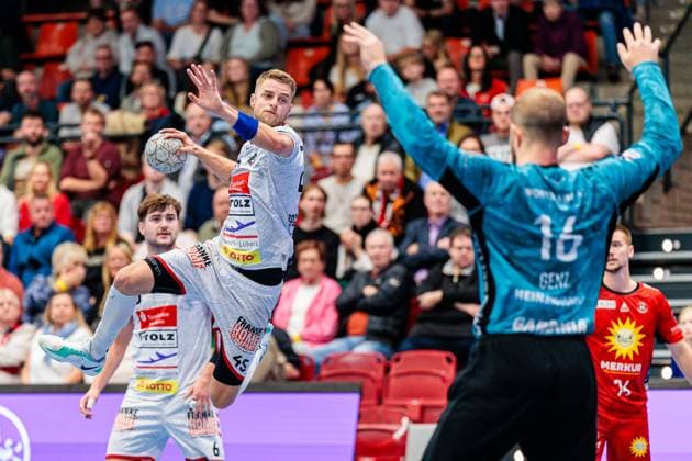 v.l. Jan-Eric Speckmann (VfL Luebeck-Schwartau, 45), Fredrik Genz (TuS N-Luebbecke, 16) im Torwurf GER, TuS N-Luebbecke vs. VfL Luebeck-Schwartau, Handball, 2. Bundesliga, 7. Spieltag, Spielzeit 2025 2026, 10.10.2025 GER, TuS N-Luebbecke vs. VfL Luebeck-Schwartau, Handball, 2. Bundesliga, 7. Spieltag, Spielzeit 2025 2026, 10.10.2025 Luebbecke Copyright: xEibner-Pressefoto JanxRollingerx EP_JSK