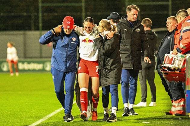 Fußball I Frauen I Saison 2025-2026 I Bundesliga I 6. Spieltag I RB Leipzig - SGS Essen I 10.10.2025 Giovanna Hoffmann (7, Rasenballsport Leipzig) stützt sich mit schmerzverzerrten Gesicht nach einer Verletzung auf zwei Betreuer Leipzig RB Trainingszentrum, Cottaweg 7 Sachsen Deutschland Copyright: xLobeca InesxHähnelx
