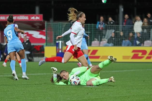 Google Pixel Frauen-Bundesliga, RB Leipzig - SGS Essen; 10.10.2025 Torwart Luisa Palmen (21, SGS Essen) sichert den Ball vor Annabel Schasching (16, RB Leipzig). Fußball, Google Pixel Frauen-Bundesliga, Saison 2025 2026, 6. Spieltag: RB Leipzig vs. SGS Essen am 10.10.2025, Trainingszentrum Cottaweg, Leipzig. DFB REGULATIONS PROHIBIT ANY USE OF PHOTOGRAPHS AS IMAGE SEQUENCES AND OR QUASI-VIDEO. Copyright: xBEAUTIFULxSPORTS JanxKaeferx