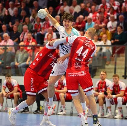 Fynn Nicolaus (Bietigheim) im Zweikampf mit Tom Jansen (Ferndorf) TuS Ferndorf vs SG BBM Bietigheim, Handball, 2. Bundesliga, 10.10.2025 TuS Ferndorf vs SG BBM Bietigheim, Handball, 2. Bundesliga, 10.10.2025 Kreuztal Copyright: xEibner-Pressefotox EP_RWS