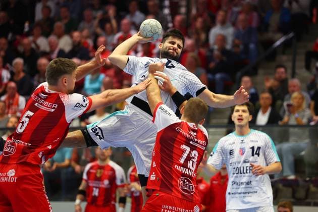 Torwurf von Juan de la Pena (Bietigheim) im Zweikampf mit Julius Meyer-Siebert (Ferndorf, links) und Valentino Duvancic (Ferndorf) TuS Ferndorf vs SG BBM Bietigheim, Handball, 2. Bundesliga, 10.10.2025 TuS Ferndorf vs SG BBM Bietigheim, Handball, 2. Bundesliga, 10.10.2025 Kreuztal Copyright: xEibner-Pressefotox EP_RWS