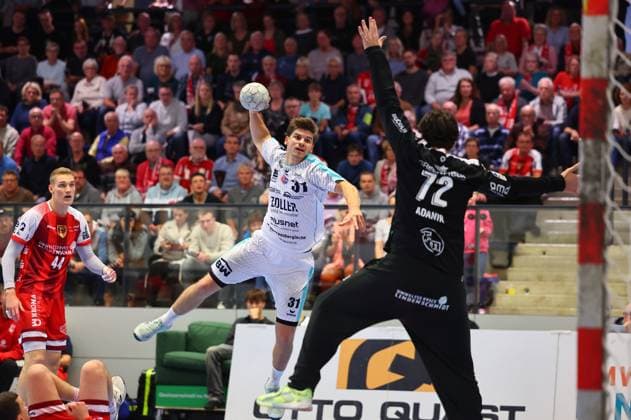 Torwurf von Alexander Pfeifer (Bietigheim) TuS Ferndorf vs SG BBM Bietigheim, Handball, 2. Bundesliga, 10.10.2025 TuS Ferndorf vs SG BBM Bietigheim, Handball, 2. Bundesliga, 10.10.2025 Kreuztal Copyright: xEibner-Pressefotox EP_RWS