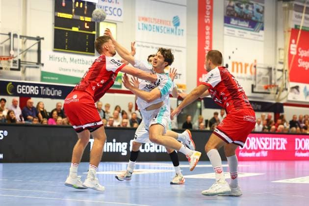 Torwurf von Fynn Nicolaus (Bietigheim) im Zweikampf mit Julius Meyer-Siebert (Ferndorf, links) TuS Ferndorf vs SG BBM Bietigheim, Handball, 2. Bundesliga, 10.10.2025 TuS Ferndorf vs SG BBM Bietigheim, Handball, 2. Bundesliga, 10.10.2025 Kreuztal Copyright: xEibner-Pressefotox EP_RWS