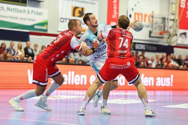 Dominik Claus (Bietigheim) im Zweikampf mit Valentino Duvancic (Ferndorf, links) und Lukas Suesser (Ferndorf) TuS Ferndorf vs SG BBM Bietigheim, Handball, 2. Bundesliga, 10.10.2025 TuS Ferndorf vs SG BBM Bietigheim, Handball, 2. Bundesliga, 10.10.2025 Kreuztal Copyright: xEibner-Pressefotox EP_RWS