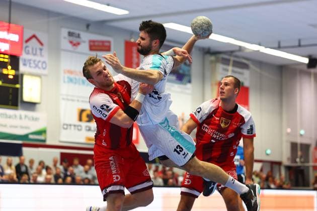 Juan de la Pena (Bietigheim) im Zweikampf mit Lukas Suesser (Ferndorf) TuS Ferndorf vs SG BBM Bietigheim, Handball, 2. Bundesliga, 10.10.2025 TuS Ferndorf vs SG BBM Bietigheim, Handball, 2. Bundesliga, 10.10.2025 Kreuztal Copyright: xEibner-Pressefotox EP_RWS