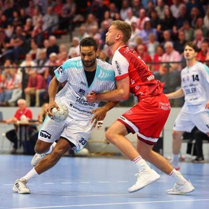 Djibril M Bengue (Bietigheim) im Zweikampf mit Julius Meyer-Siebert (Ferndorf) TuS Ferndorf vs SG BBM Bietigheim, Handball, 2. Bundesliga, 10.10.2025 TuS Ferndorf vs SG BBM Bietigheim, Handball, 2. Bundesliga, 10.10.2025 Kreuztal Copyright: xEibner-Pressefotox EP_RWS