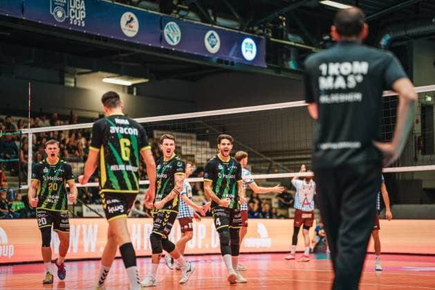 LigaCup 2025: Helios Grizzlys Giesen vs. WWK Volleys Herrsching, 10.10.25 SJUAN MANUEL GONZÁLEZ LIMÓN (Helios Grizzlys Giesen, 4) jubelt; LigaCup 2025: Helios Grizzlys Giesen vs. WWK Volleys Herrsching am 10.10.2025 in der Volksbank-Arena, Hildesheim Copyright: xBEAUTIFULxSPORTS Tonhäuserx