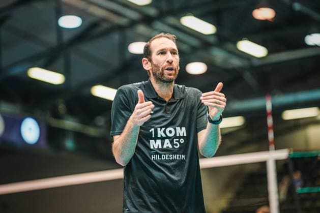 LigaCup 2025: Helios Grizzlys Giesen vs. WWK Volleys Herrsching, 10.10.25 Itamar Stein (Trainer Helios Grizzlys Giesen) gestikuliert; LigaCup 2025: Helios Grizzlys Giesen vs. WWK Volleys Herrsching am 10.10.2025 in der Volksbank-Arena, Hildesheim Copyright: xBEAUTIFULxSPORTS Tonhäuserx