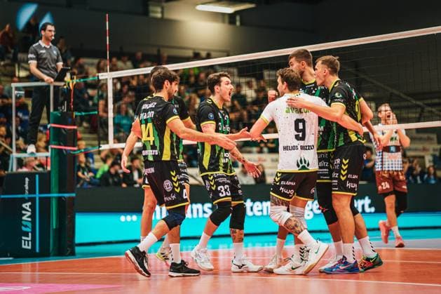 LigaCup 2025: Helios Grizzlys Giesen vs. WWK Volleys Herrsching, 10.10.25 Helios Grizzlys Giesen jubeln; LigaCup 2025: Helios Grizzlys Giesen vs. WWK Volleys Herrsching am 10.10.2025 in der Volksbank-Arena, Hildesheim Copyright: xBEAUTIFULxSPORTS Tonhäuserx
