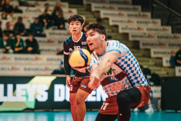 LigaCup 2025: Helios Grizzlys Giesen vs. WWK Volleys Herrsching, 10.10.25 Keisuke Matsuo (WWK Volleys Herrsching, 15) guckt der Annahme zu; LigaCup 2025: Helios Grizzlys Giesen vs. WWK Volleys Herrsching am 10.10.2025 in der Volksbank-Arena, Hildesheim Copyright: xBEAUTIFULxSPORTS Tonhäuserx