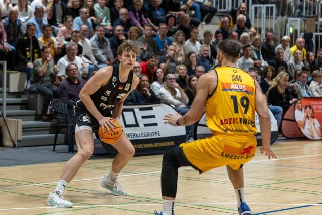 Tom Stoiber (Nuernberg Falcons, 28), Aeneas Jung (Bozic Estriche Knights Kirchheim, 19), GER, Bozic Estriche Knights Kirchheim vs. Nuernberg Falcons BC, BARMER 2. Basketball Bundesliga, 03. Spieltag, Saison 2025 2026, 10.10.2025 GER, Bozic Estriche Knights Kirchheim vs. Nuernberg Falcons BC, BARMER 2. Basketball Bundesliga, 03. Spieltag, Saison 2025 2026, 10.10.2025 Kirchheim an der Teck Copyright: xEibner-Pressefoto NinaxSanderx EP_NSR