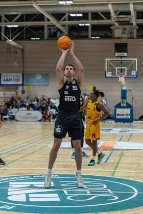 Brandton Dean Chatfield (Nuernberg Falcons, 33), GER, Bozic Estriche Knights Kirchheim vs. Nuernberg Falcons BC, BARMER 2. Basketball Bundesliga, 03. Spieltag, Saison 2025 2026, 10.10.2025 GER, Bozic Estriche Knights Kirchheim vs. Nuernberg Falcons BC, BARMER 2. Basketball Bundesliga, 03. Spieltag, Saison 2025 2026, 10.10.2025 Kirchheim an der Teck Copyright: xEibner-Pressefoto NinaxSanderx EP_NSR