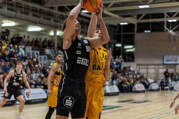 Brandton Dean Chatfield (Nuernberg Falcons, 33), Nil Failenschmid Clavera (Bozic Estriche Knights Kirchheim, 15), GER, Bozic Estriche Knights Kirchheim vs. Nuernberg Falcons BC, BARMER 2. Basketball Bundesliga, 03. Spieltag, Saison 2025 2026, 10.10.2025 GER, Bozic Estriche Knights Kirchheim vs. Nuernberg Falcons BC, BARMER 2. Basketball Bundesliga, 03. Spieltag, Saison 2025 2026, 10.10.2025 Kirchheim an der Teck Copyright: xEibner-Pressefoto NinaxSanderx EP_NSR