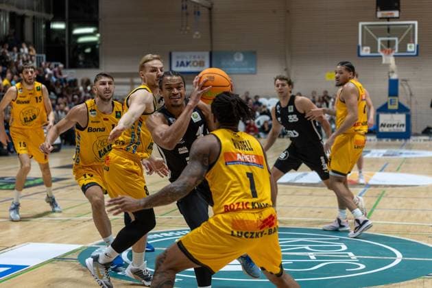 Nil Failenschmid Clavera (Bozic Estriche Knights Kirchheim, 15), Aeneas Jung (Bozic Estriche Knights Kirchheim, 19), Lucas Mayer (Bozic Estriche Knights Kirchheim, 08), Evan Derek Taylor (Nuernberg Falcons, 10), Phillip Montreal Russell (Bozic Estriche Knights Kirchheim, 01), Brandton Dean Chatfield (Nuernberg Falcons, 33), Tylan James Pope (Bozic Estriche Knights Kirchheim, 09), GER, Bozic Estriche Knights Kirchheim vs. Nuernberg Falcons BC, BARMER 2. Basketball Bundesliga, 03. Spieltag, Saison 2025 2026, 10.10.2025 GER, Bozic Estriche Knights Kirchheim vs. Nuernberg Falcons BC, BARMER 2. Basketball Bundesliga, 03. Spieltag, Saison 2025 2026, 10.10.2025 Kirchheim an der Teck Copyright: xEibner-Pressefoto NinaxSanderx EP_NSR