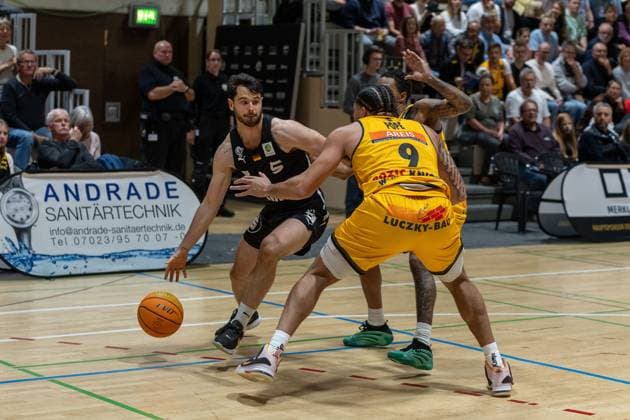 Tim Koepple (Nuernberg Falcons, 05), Tylan James Pope (Bozic Estriche Knights Kirchheim, 09), Phillip Montreal Russell (Bozic Estriche Knights Kirchheim, 01), GER, Bozic Estriche Knights Kirchheim vs. Nuernberg Falcons BC, BARMER 2. Basketball Bundesliga, 03. Spieltag, Saison 2025 2026, 10.10.2025 GER, Bozic Estriche Knights Kirchheim vs. Nuernberg Falcons BC, BARMER 2. Basketball Bundesliga, 03. Spieltag, Saison 2025 2026, 10.10.2025 Kirchheim an der Teck Copyright: xEibner-Pressefoto NinaxSanderx EP_NSR