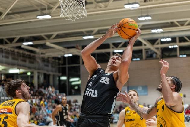 Nil Failenschmid Clavera (Bozic Estriche Knights Kirchheim, 15), Brandton Dean Chatfield (Nuernberg Falcons, 33), Lucas Mayer (Bozic Estriche Knights Kirchheim, 08), Tylan James Pope (Bozic Estriche Knights Kirchheim, 09), GER, Bozic Estriche Knights Kirchheim vs. Nuernberg Falcons BC, BARMER 2. Basketball Bundesliga, 03. Spieltag, Saison 2025 2026, 10.10.2025 GER, Bozic Estriche Knights Kirchheim vs. Nuernberg Falcons BC, BARMER 2. Basketball Bundesliga, 03. Spieltag, Saison 2025 2026, 10.10.2025 Kirchheim an der Teck Copyright: xEibner-Pressefoto NinaxSanderx EP_NSR