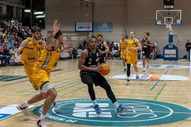 Nil Failenschmid Clavera (Bozic Estriche Knights Kirchheim, 15), Tylan James Pope (Bozic Estriche Knights Kirchheim, 09), Evan Derek Taylor (Nuernberg Falcons, 10), Tim Koepple (Nuernberg Falcons, 05), Aeneas Jung (Bozic Estriche Knights Kirchheim, 19), Lucas Mayer (Bozic Estriche Knights Kirchheim, 08), Brandton Dean Chatfield (Nuernberg Falcons, 33), GER, Bozic Estriche Knights Kirchheim vs. Nuernberg Falcons BC, BARMER 2. Basketball Bundesliga, 03. Spieltag, Saison 2025 2026, 10.10.2025 GER, Bozic Estriche Knights Kirchheim vs. Nuernberg Falcons BC, BARMER 2. Basketball Bundesliga, 03. Spieltag, Saison 2025 2026, 10.10.2025 Kirchheim an der Teck Copyright: xEibner-Pressefoto NinaxSanderx EP_NSR
