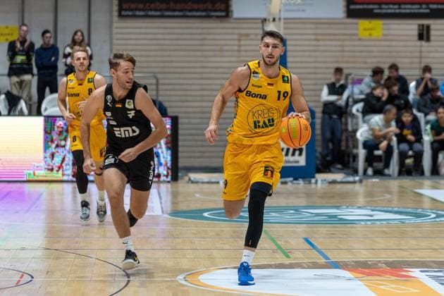 Lucas Mayer (Bozic Estriche Knights Kirchheim, 08), Christian Feneberg (Nuernberg Falcons, 07), Aeneas Jung (Bozic Estriche Knights Kirchheim, 19), GER, Bozic Estriche Knights Kirchheim vs. Nuernberg Falcons BC, BARMER 2. Basketball Bundesliga, 03. Spieltag, Saison 2025 2026, 10.10.2025 GER, Bozic Estriche Knights Kirchheim vs. Nuernberg Falcons BC, BARMER 2. Basketball Bundesliga, 03. Spieltag, Saison 2025 2026, 10.10.2025 Kirchheim an der Teck Copyright: xEibner-Pressefoto NinaxSanderx EP_NSR