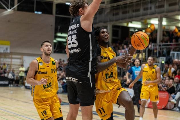 Aeneas Jung (Bozic Estriche Knights Kirchheim, 19), Brandton Dean Chatfield (Nuernberg Falcons, 33), Tyrel Maurice Morgan (Bozic Estriche Knights Kirchheim, 11), Tylan James Pope (Bozic Estriche Knights Kirchheim, 09), GER, Bozic Estriche Knights Kirchheim vs. Nuernberg Falcons BC, BARMER 2. Basketball Bundesliga, 03. Spieltag, Saison 2025 2026, 10.10.2025 GER, Bozic Estriche Knights Kirchheim vs. Nuernberg Falcons BC, BARMER 2. Basketball Bundesliga, 03. Spieltag, Saison 2025 2026, 10.10.2025 Kirchheim an der Teck Copyright: xEibner-Pressefoto NinaxSanderx EP_NSR