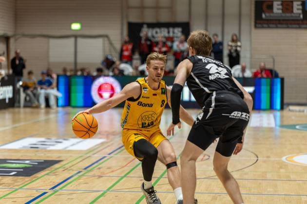 Lucas Mayer (Bozic Estriche Knights Kirchheim, 08), Trevor James Baskin (Nuernberg Falcons, 22), GER, Bozic Estriche Knights Kirchheim vs. Nuernberg Falcons BC, BARMER 2. Basketball Bundesliga, 03. Spieltag, Saison 2025 2026, 10.10.2025 GER, Bozic Estriche Knights Kirchheim vs. Nuernberg Falcons BC, BARMER 2. Basketball Bundesliga, 03. Spieltag, Saison 2025 2026, 10.10.2025 Kirchheim an der Teck Copyright: xEibner-Pressefoto NinaxSanderx EP_NSR