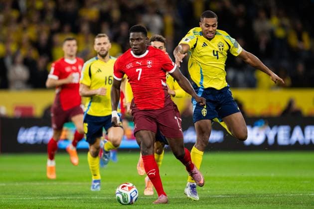 251010 Breel Embolo of Switzerland and Isak Hien of Sweden during the FIFA World Cup, WM, Weltmeisterschaft, Fussball Qualifier football match between Sweden and Switzerland on October 10, 2025 in Stockholm. Photo: Jesper Zerman BILDBYRAN kod JZ JM0740 bbeng fotboll football soccer fotball vm-kval kval fifa world cup qualifier qualifier qualification sverige sweden sverige a schweiz switzerlandbbauto sverige sweden Copyright: JESPERxZERMAN BB251010JZ020