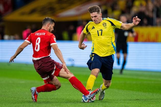 251010 Remo Freuler of Switzerland and Viktor Gyökeres of Sweden during the FIFA World Cup, WM, Weltmeisterschaft, Fussball Qualifier football match between Sweden and Switzerland on October 10, 2025 in Stockholm. Photo: Simon Hastegard BILDBYRAN kod SH JM0740 bbeng, fotboll, football, soccer, fotball, vm-kval, kval, fifa w Copyright: SIMONxHASTEGARD BB251010SH017