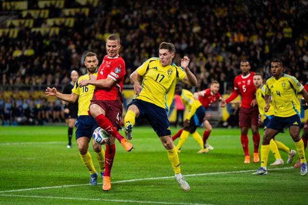 251010 Nico Elvedi of Switzerland, Jesper Karlström and Viktor Gyökeres of Sweden during the FIFA World Cup, WM, Weltmeisterschaft, Fussball Qualifier football match between Sweden and Switzerland on October 10, 2025 in Stockholm. Photo: Jesper Zerman BILDBYRAN kod JZ JM0740 bbeng fotboll football soccer fotball vm-kval kval fifa world cup qualifier qualifier qualification sverige sweden sverige a schweiz switzerlandbbauto sverige sweden  Copyright: JESPERxZERMAN BB251010JZ022