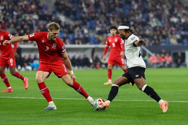 im Zweikampf, Aktion, mit Enes Mahmutovic 3 (Luxemburg), Serge Gnabry 20 (Deutschland), Deutschland vs. Luxemburg, Fussball, WM-Qualifikation, 10.10.2025 Sinsheim Baden-Wuerttemberg Deutschland