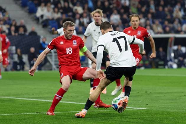 im Zweikampf, Aktion, mit Laurent Jans 18 (Luxemburg), Florian Wirtz 17 (Deutschland), Deutschland vs. Luxemburg, Fussball, WM-Qualifikation, 10.10.2025 Sinsheim Baden-Wuerttemberg Deutschland