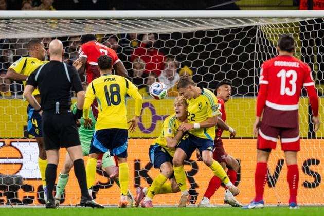 251010 Breel Embolo of Switzerland, Lucas Bergvall and Gustaf Lagerbielke of Sweden during the FIFA World Cup, WM, Weltmeisterschaft, Fussball Qualifier football match between Sweden and Switzerland on October 10, 2025 in Stockholm. Photo: Joel Marklund BILDBYRAN kod JM JM0740 bbeng fotboll football soccer fotball vm-kval kval fifa world cup qualifier qualifier qualification sverige sweden sverige a schweiz switzerlandbbauto sverige sweden Copyright: JOELxMARKLUND BB251010JM006
