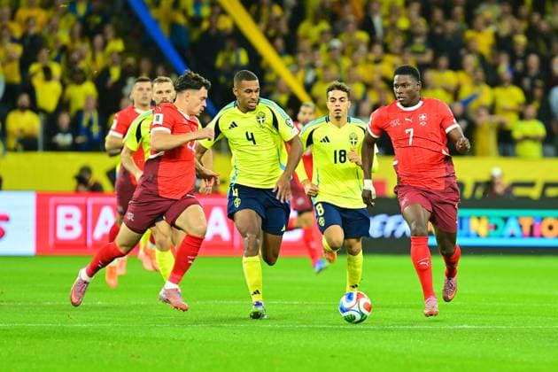 Strawberry Arena, Solna, Sweden, Oct 10th 2025: Breel Donald Embolo (7 Switzerland) , Fabian Rieder (22 Switzerland) , Isak Hien (4 Sweden) and Yasin Ayari (18 Sweden) in the FIFA World Cup, WM, Weltmeisterschaft, Fussball Qualifiers game on October 10th 2025 between Sweden and Switzerland at Strawberry Arena in Solna, Sweden (Peter Sonander SPP) Copyright: xPeterxSonander SPPx Sportspressphoto_SPR40723
