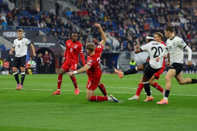 Serge Gnabry 20 (Deutschland) trifft das Tor, das aberkannt wurde, Deutschland vs. Luxemburg, Fussball, WM-Qualifikation, 10.10.2025 Sinsheim Baden-Wuerttemberg Deutschland