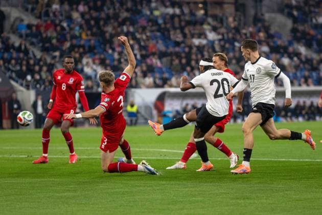 Serge Gnabry (GER) Treffer wird nach dem VAR Endscheid aberkannt, Enes Mahmutovic (LUX), Mathias Olesen (LUX) und Florian Wirtz (GER). xettx, Deutschland, Sinsheim, 10.10.2025, Fussball, Nationalmannschaft, WM-Qualifikation Europa: Deutschland vs Luxemburg, Saison 2025 2026, Matchday 7, PreZerro Arena