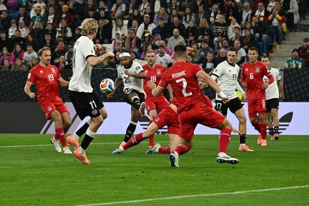 10.10.2025, xsltx, Fussball WM-Qualifikation 2026, Deutschland - Luxemburg v.l. Serge Gnabry (Deutsche Fussball Nationalmannschaft DFB) Nick Woltermade (Deutsche Fussball Nationalmannschaft DFB) (DFL DFB REGULATIONS PROHIBIT ANY USE OF PHOTOGRAPHS as IMAGE SEQUENCES and or QUASI-VIDEO) Sinsheim