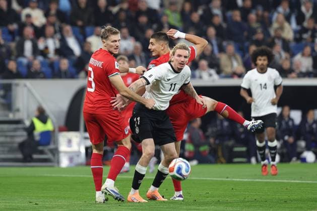 im Zweikampf, Aktion, mit Enes Mahmutovic 3 (Luxemburg), Nick Woltemade 11 (Deutschland), Deutschland vs. Luxemburg, Fussball, WM-Qualifikation, 10.10.2025 Sinsheim Baden-Wuerttemberg Deutschland