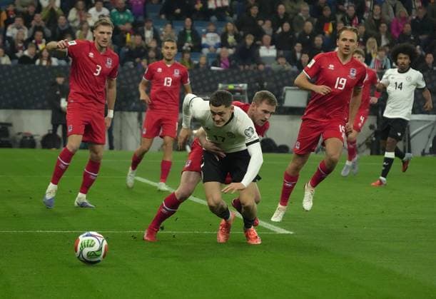 GER, WM-Qualifikation, Deutschland vs Luxemburg 10.10.2025, PreZero Arena, Sinsheim, GER, WM-Qualifikation, Deutschland vs Luxemburg , im Bild Laurent Jans (Luxemburg), Florian Wirtz (Deutschland)