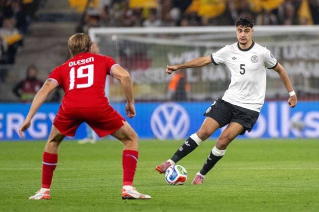 Alexsander Pavlovic (GER) und Mathias Olesen (LUX). xettx, Deutschland, Sinsheim, 10.10.2025, Fussball, Nationalmannschaft, WM-Qualifikation Europa: Deutschland vs Luxemburg, Saison 2025 2026, Matchday 7, PreZerro Arena