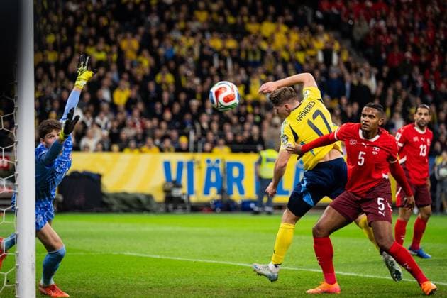 251010 Viktor Gyökeres of Sweden and Manuel Akanji of Switzerland during the FIFA World Cup, WM, Weltmeisterschaft, Fussball Qualifier football match between Sweden and Switzerland on October 10, 2025 in Stockholm. Photo: Simon Hastegard BILDBYRAN kod SH JM0740 bbeng fotboll football soccer fotball vm-kval kval fifa world cup qualifier qualifier qualification sverige sweden sverige a schweiz switzerlandbbauto Copyright: SIMONxHASTEGARD BB251010SH019