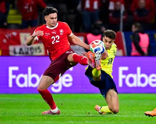 STOCKHOLM, SVERIGE 20251010 Schweiz Fabian Rieder mot Sveriges Yasin Ayari under fredagens fotbollsmatch i VM-kvalet mellan Sverige och Schweiz pa Strawberry arena, oktober 10, 2025 i Stockholm, Sverige. STOCKHOLM SVERIGE x10030x Copyright: xJonasxEkströmer TTx VM-KVAL SVERIGE-SCHWEIZ