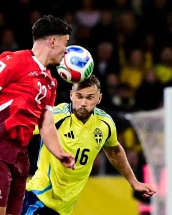 STOCKHOLM, SVERIGE 20251010 Schweiz Fabian Rieder mot Sveriges Jesper Karlström under fredagens fotbollsmatch i VM-kvalet mellan Sverige och Schweiz pa Strawberry arena, oktober 10, 2025 i Stockholm, Sverige. STOCKHOLM SVERIGE x10030x Copyright: xJonasxEkströmer TTx VM-KVAL SVERIGE-SCHWEIZ