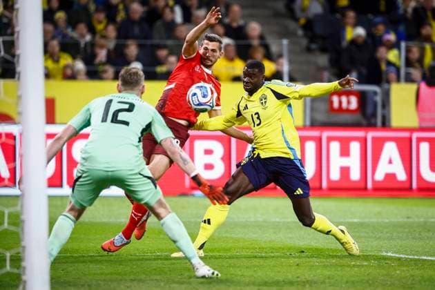 STOCKHOLM, SVERIGE 20251010 Schweiz Remo Freuler i kamp med Sveriges Ken Sema under fredagens fotbollsmatch i VM-kvalet mellan Sverige och Schweiz pa Strawberry arena, oktober 10, 2025 i Stockholm, Sverige. STOCKHOLM SVERIGE x60160x Copyright: xStefanxJerrevang TTx VM-KVAL SVERIGE-SCHWEIZ