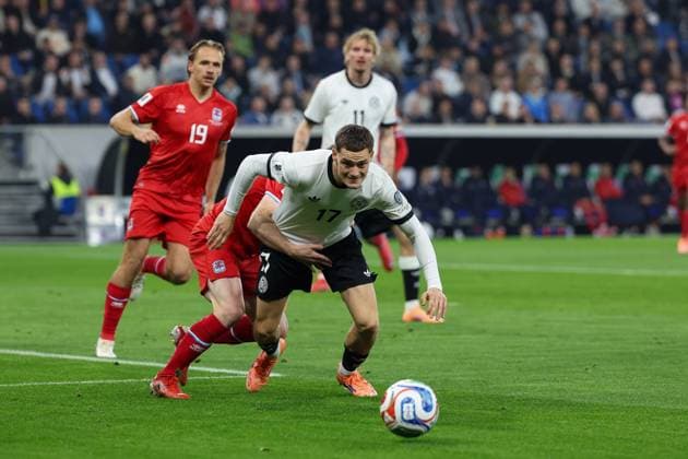 im Zweikampf, Aktion, mit Florian Wirtz 17 (Deutschland), Deutschland vs. Luxemburg, Fussball, WM-Qualifikation, 10.10.2025 Sinsheim Baden-Wuerttemberg Deutschland