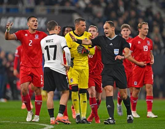 10.10.2025, Fussball WM-Qualifikation Europa 2025 26, 7.Spieltag, Deutschland - Luxemburg, in der PreZero-Arena (Sinsheim). Schiedsrichter Nenad Minakovic (Serbien) Torwart Anthony Moris (Luxemburg) und Seid Korac (Luxemburg) diskutieren.