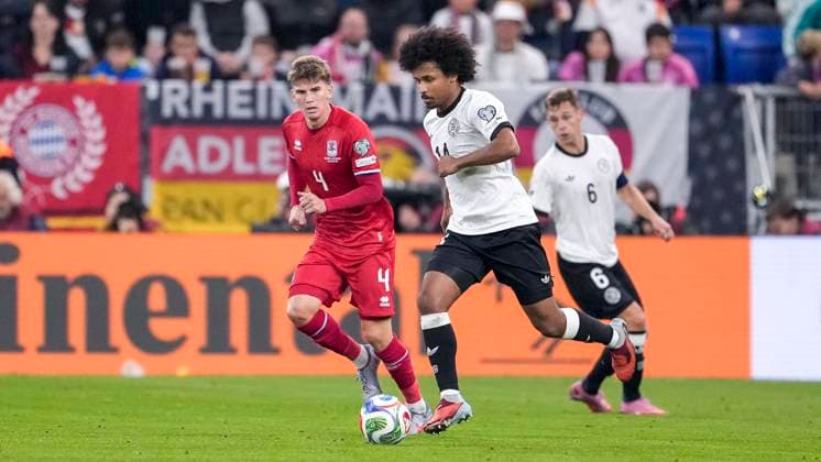 v.li.: Florian Bohnert (Luxemburg, 4), Karim Adeyemi (Deutschland, 14), Aktion, Action, Spielszene, 10.10.2025, Sinsheim (Deutschland), Fussball, WM-Qualifikation, Deutschland - Luxemburg, THE EVENT REGULATIONS PROHIBIT ANY USE OF PHOTOGRAPHS AS IMAGE SEQUENCES AND OR QUASI-VIDEOS.
